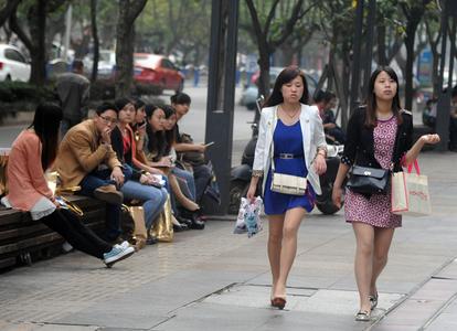 张俪一身宽松装扮去理发，出门时开心得像小女孩